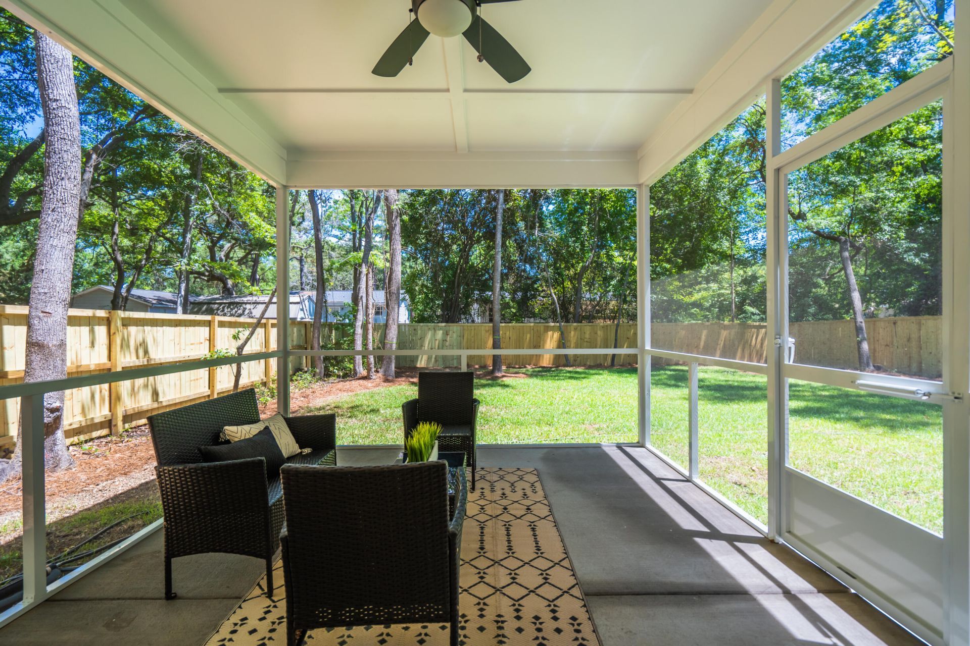 696 Eagle Street Photo 23
