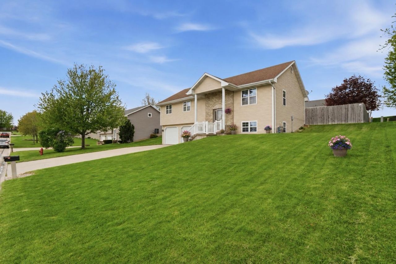 872 Cassandra Drive, Peosta, IA 52068 Main Photo