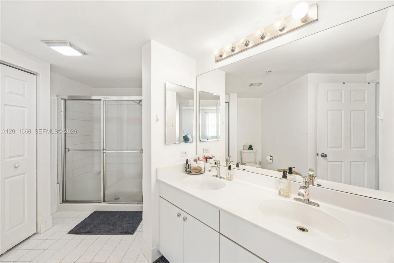 17100 N Bay Rd, Unit 1810, Sunny Isles Beach, FL 33160 Photo