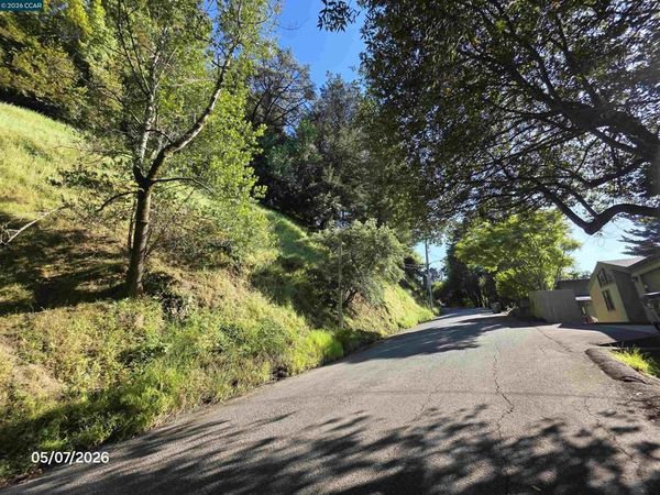 6386 Longcroft Dr, Oakland, CA 94603