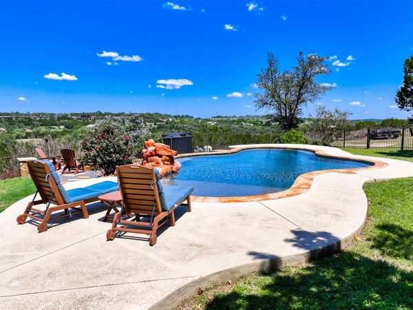 226 Hudson LN, Dripping Springs, TX 78620