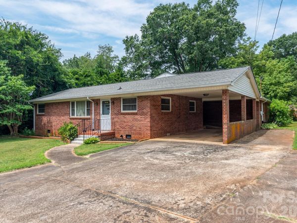 2012 N Deal Avenue, Newton, NC 28658