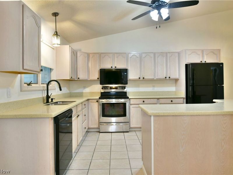 553 Wilcox Road, Unit B, Austintown, OH 44515 Photo 11