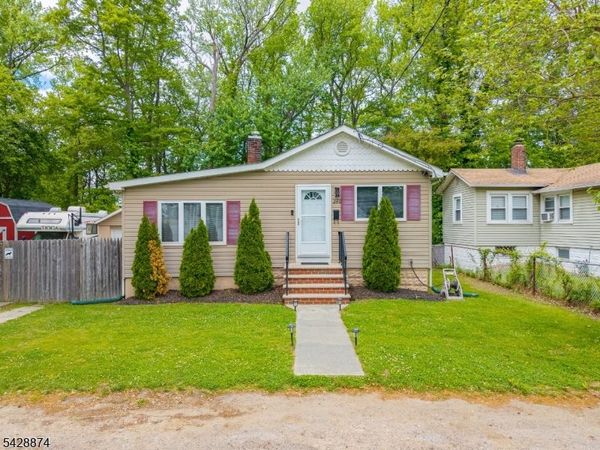 260 Greenwood Dr, Old Bridge, NJ 07735