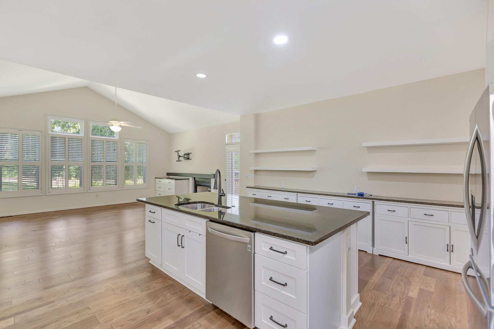 1075 Barfield Street Photo 17