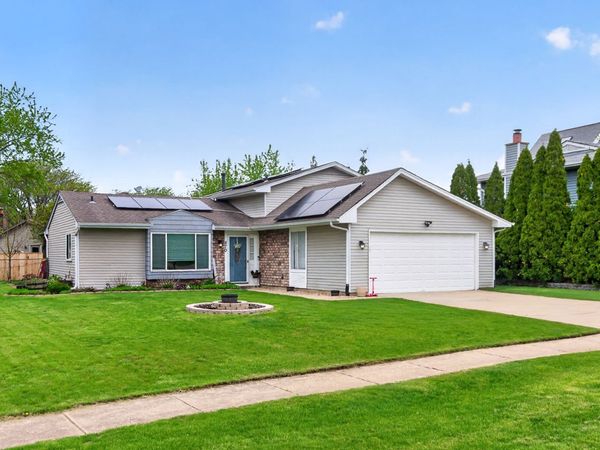 870 Pine Avenue W, Roselle, IL 60172