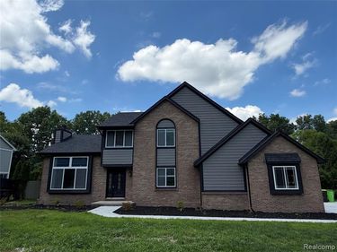 5140 Woodrun Court, West Bloomfield Twp, MI 48323