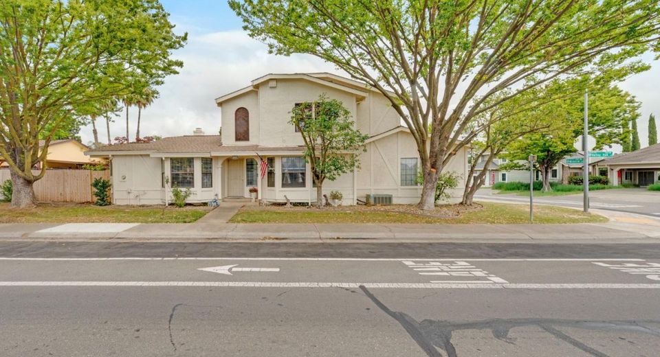 8797 Valley Oak Ln, Elk Grove, CA 95624 Photo