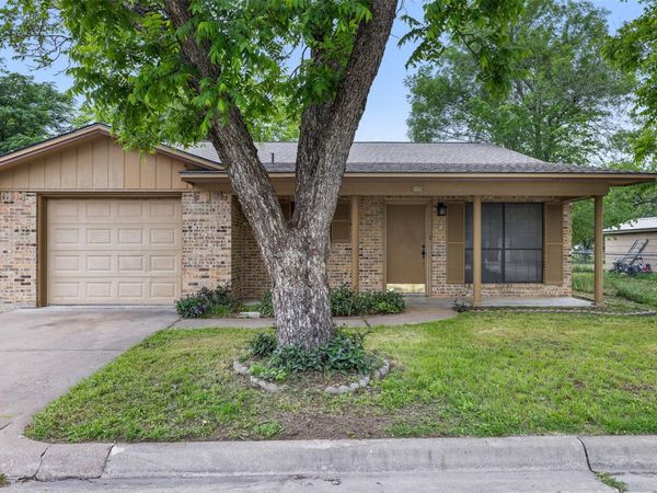 555 E Houston ST, Giddings, TX 78942