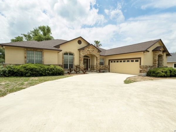 518 Jack Nickolaus, Devine, TX 78016
