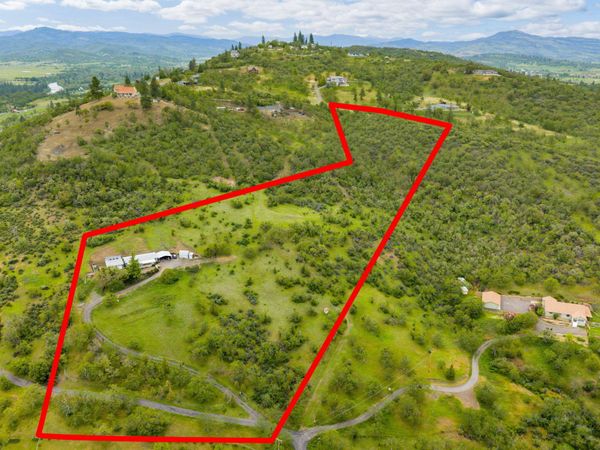 1374 W Linn Road, Eagle Point, OR 97524