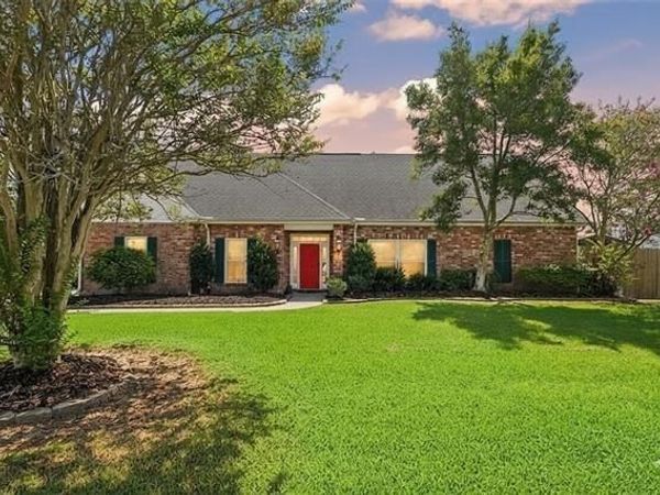 101 FIELD Street , Belle Chasse, LA 70037