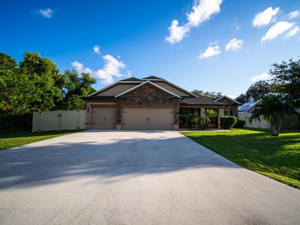1662 SE North Blackwell Drive, Port St. Lucie, FL 34952