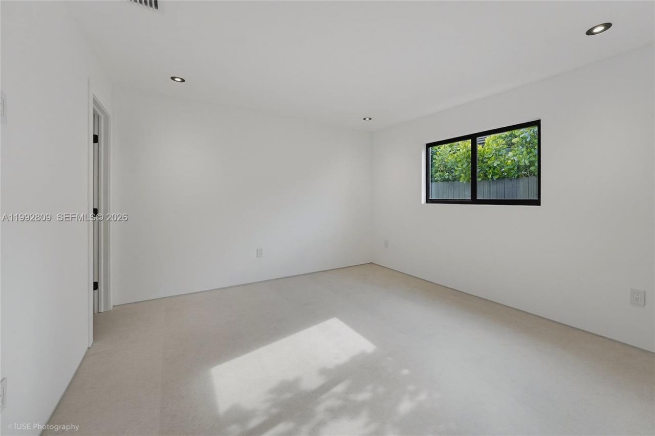 21490 Highland Lakes Blvd , Miami, FL 33179 Photo