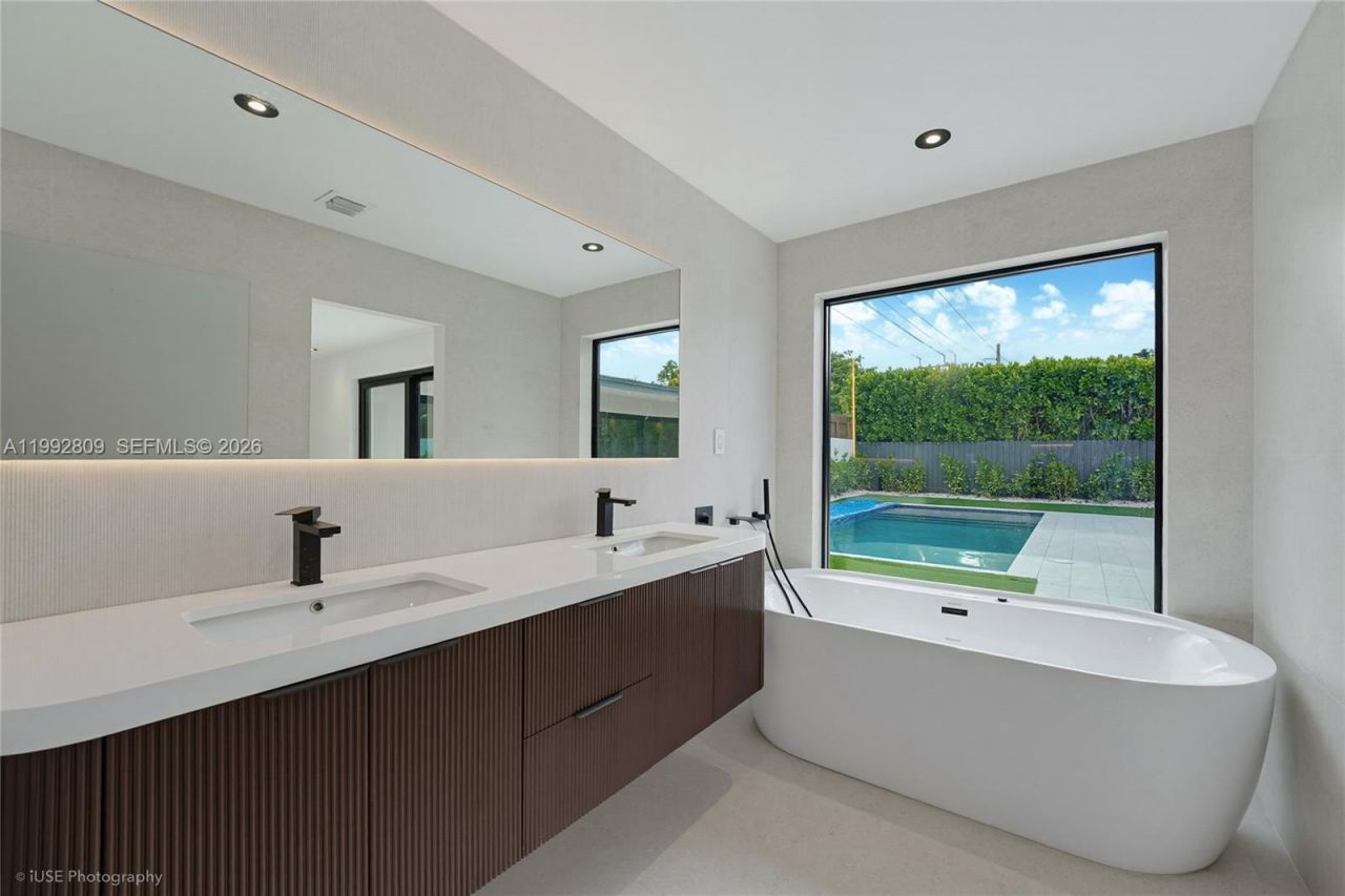 21490 Highland Lakes Blvd , Miami, FL 33179 Photo