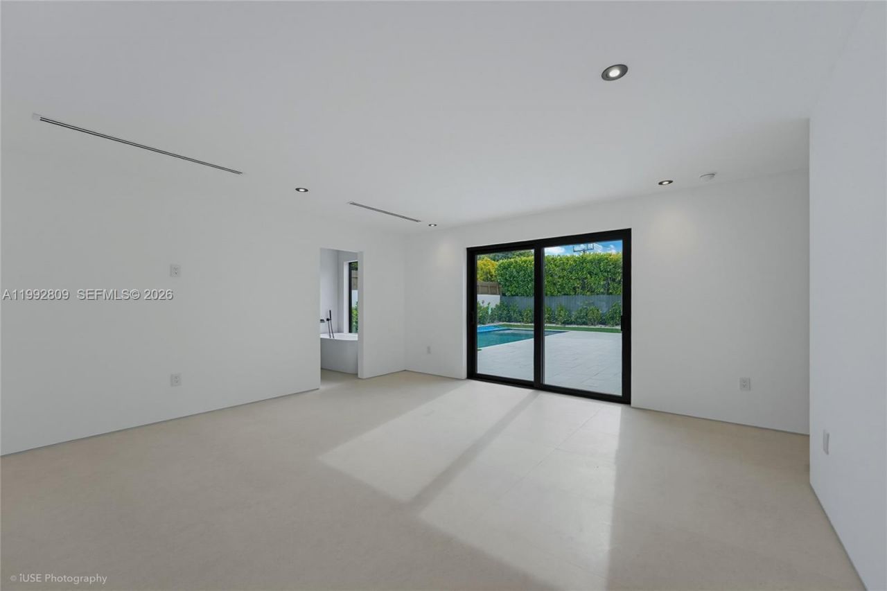 21490 Highland Lakes Blvd , Miami, FL 33179 Photo