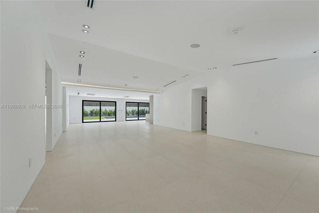 21490 Highland Lakes Blvd , Miami, FL 33179 Photo