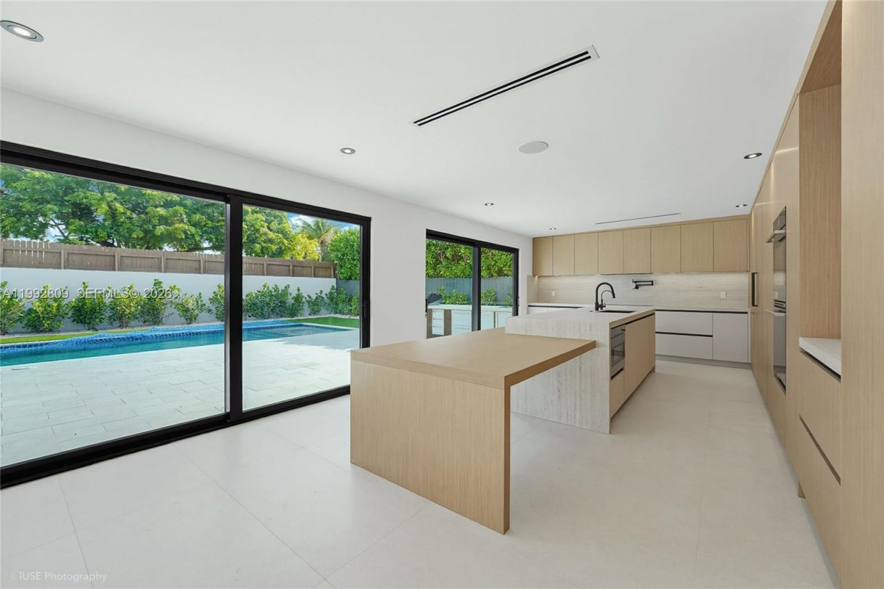 21490 Highland Lakes Blvd , Miami, FL 33179 Photo