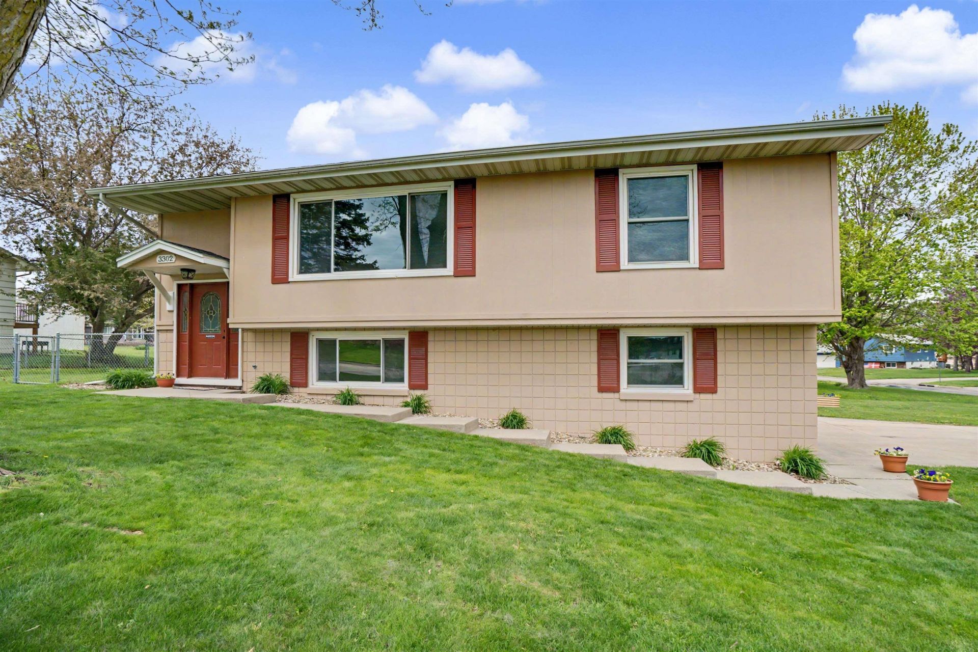 3302 Mt. Vernon Drive, Waterloo, IA 50701 Main Photo