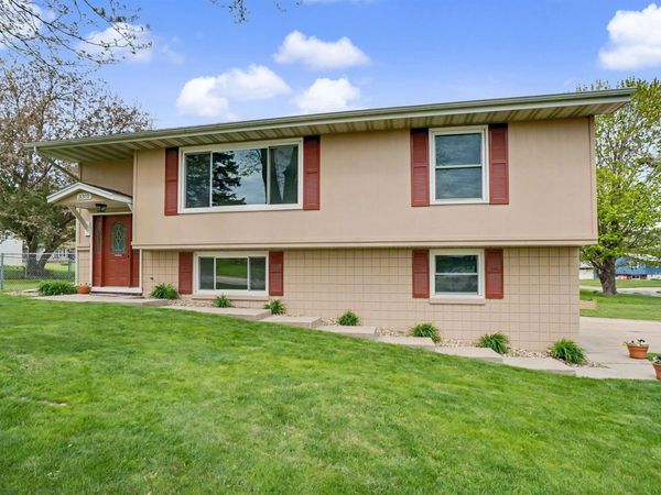3302 Mt. Vernon Drive, Waterloo, IA 50701