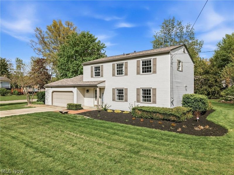 658 Burning Oaks Drive NE, Warren, OH 44484 Photo 2