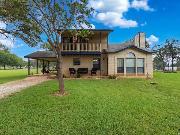 1002 Eagle Crest Dr, Floresville, TX 78114