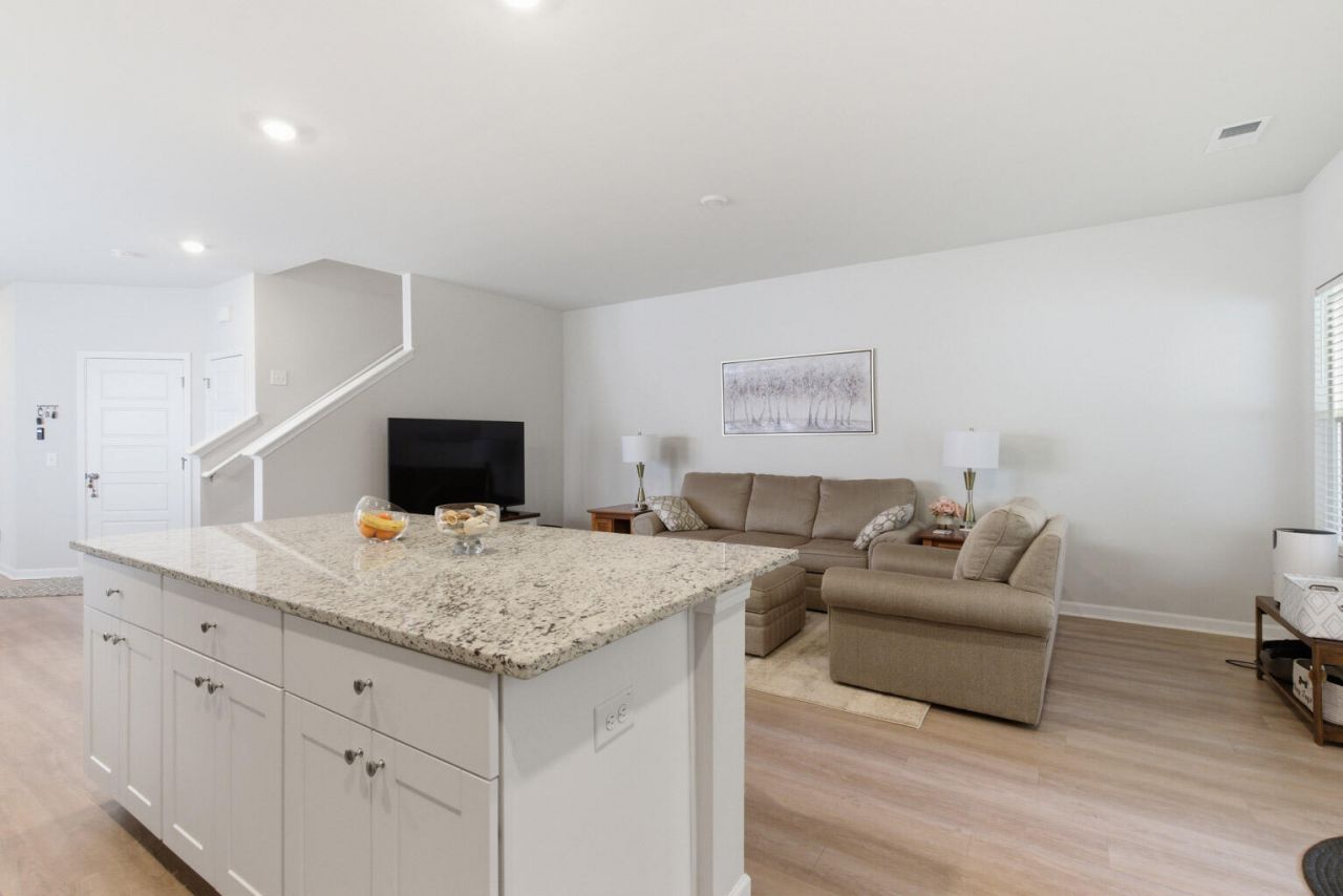 8010 Reagan Way Photo 11