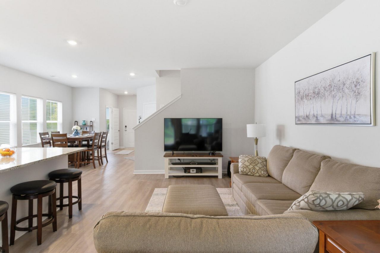 8010 Reagan Way Photo 14