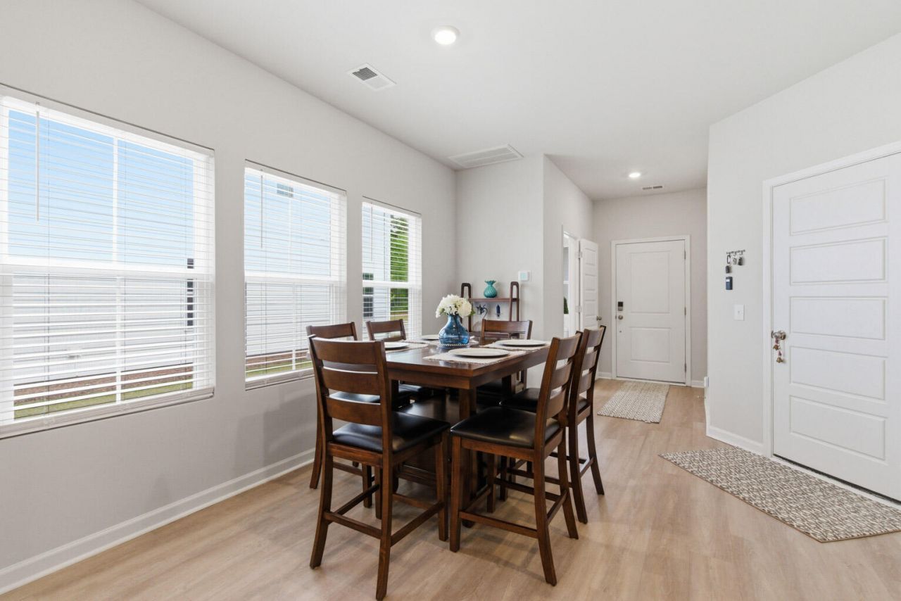 8010 Reagan Way Photo 17