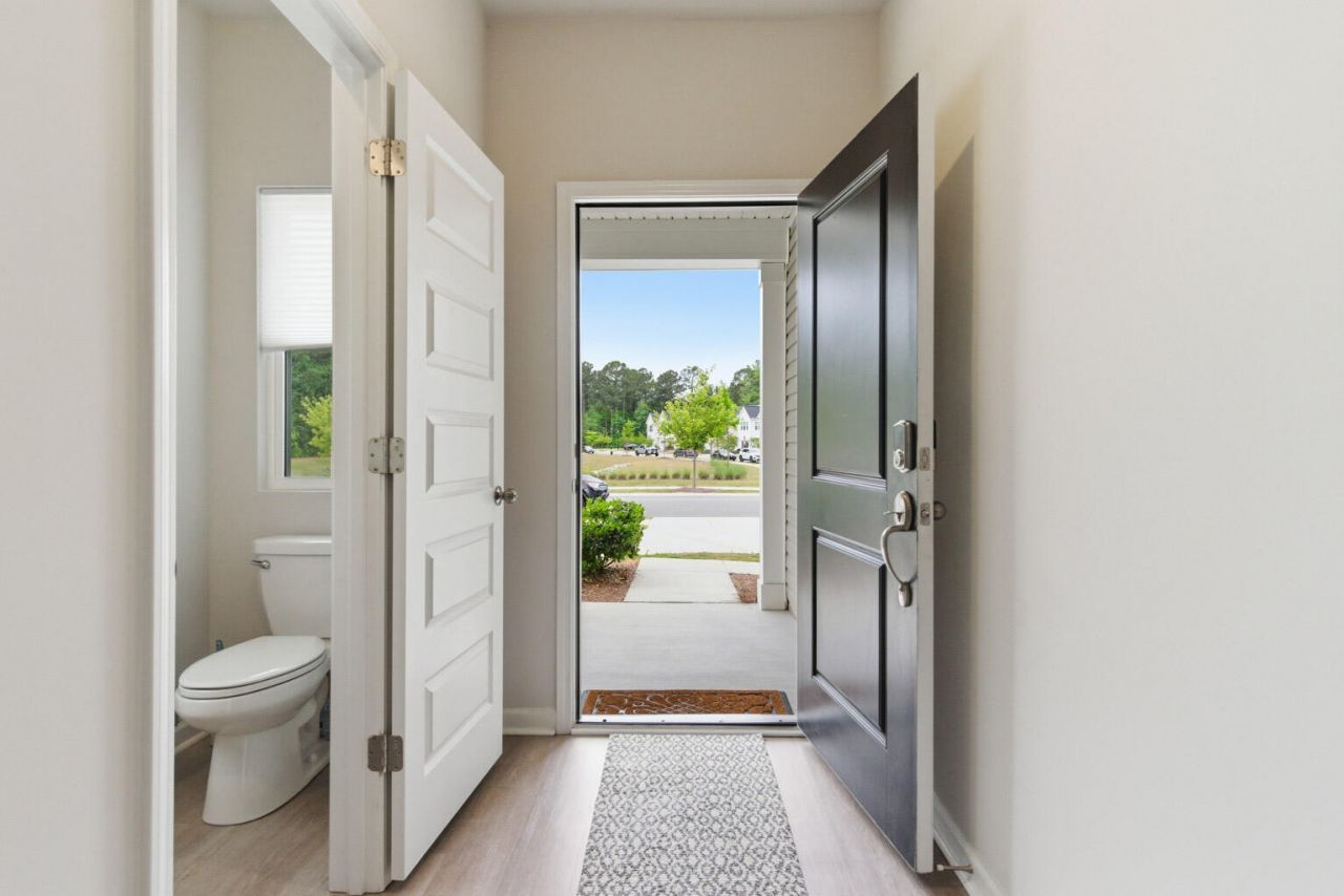 8010 Reagan Way Photo 32