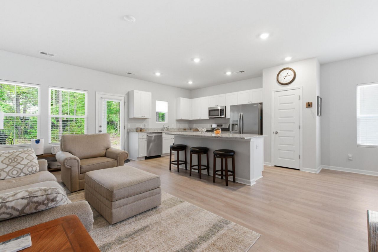 8010 Reagan Way Photo 5