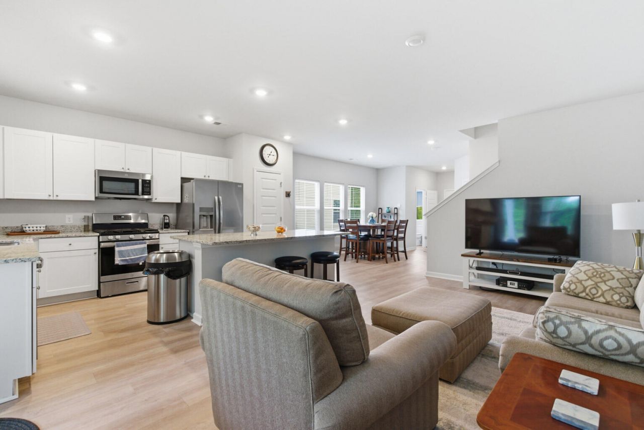 8010 Reagan Way Photo 6