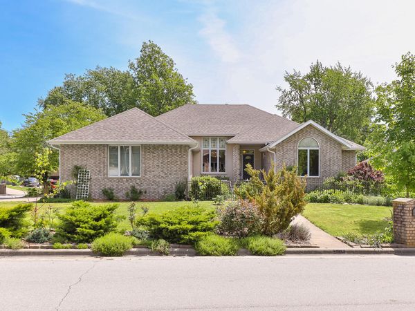 3226 S Arcadia Avenue, Springfield, MO 65804