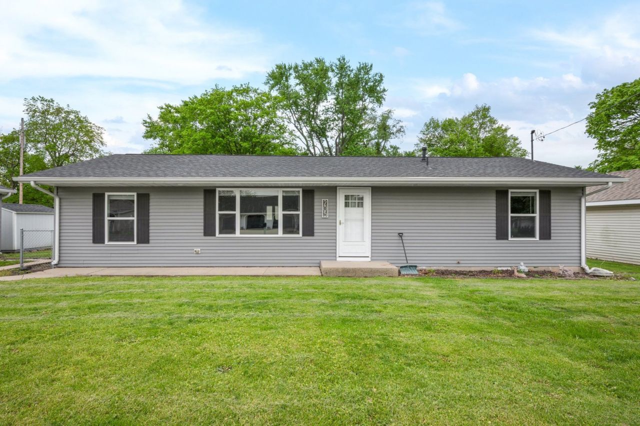 205 E Northline Road, Tuscola, IL 61953 Main Photo