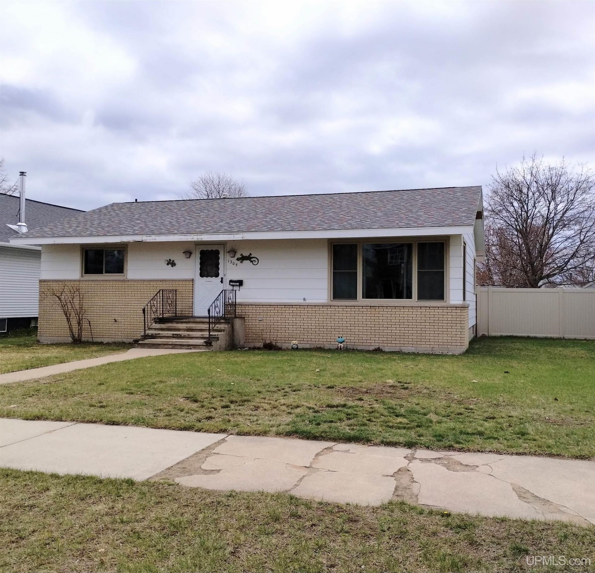 1305 Michigan Avenue, Gladstone, MI 49837 Main Photo