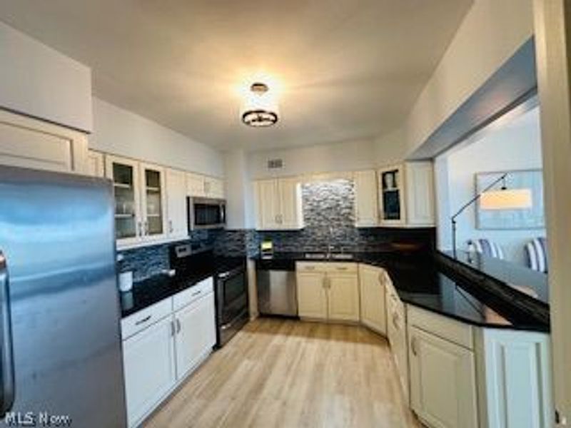, Unit 805, Bratenahl, OH 44108 Photo 8