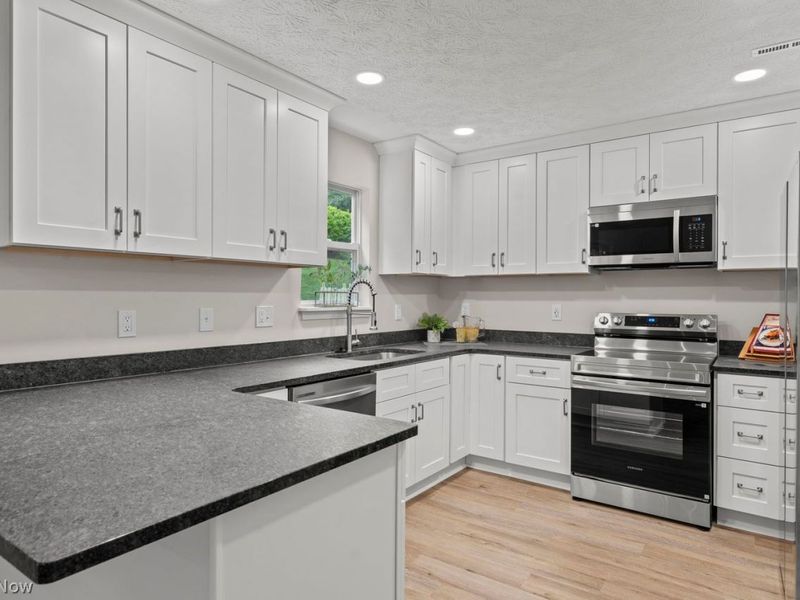 561 Hilltop Terrace Drive, Tallmadge, OH 44278 Photo 9