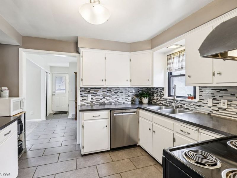 4318 Bluestone Road , Cleveland, OH 44121 Photo 22
