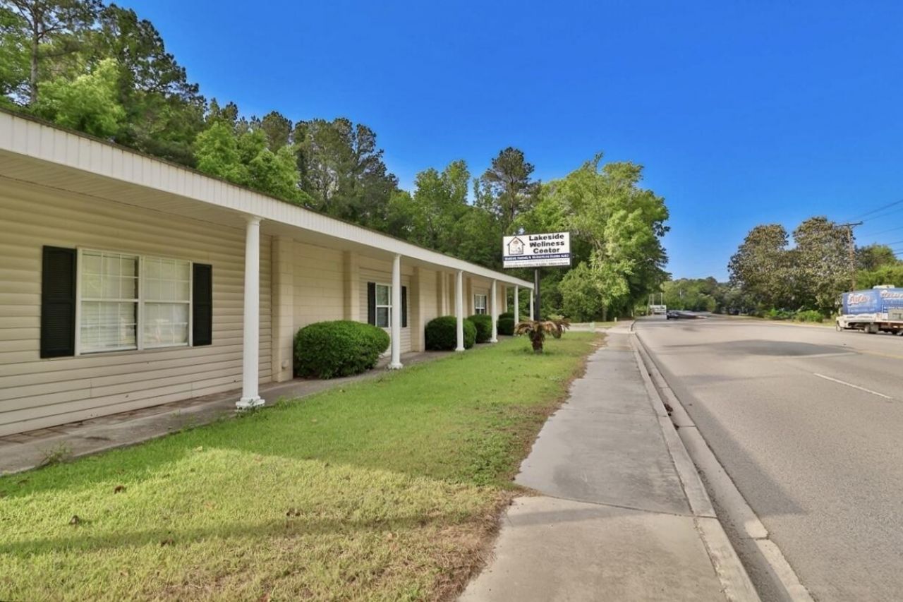 402 S Live Oak Drive Photo 3