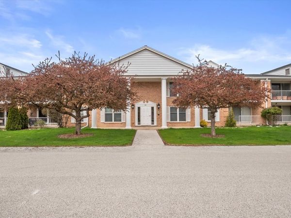 940 Heritage COURT, Unit 102, Mequon, WI 53092