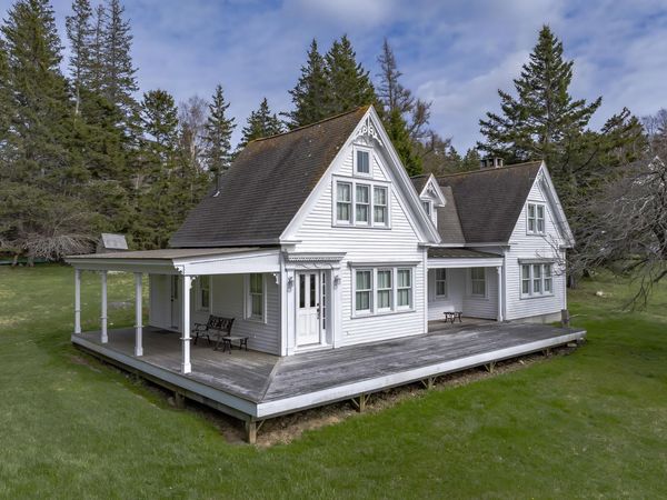 55 Ferry Road , Swans Island, ME 04685