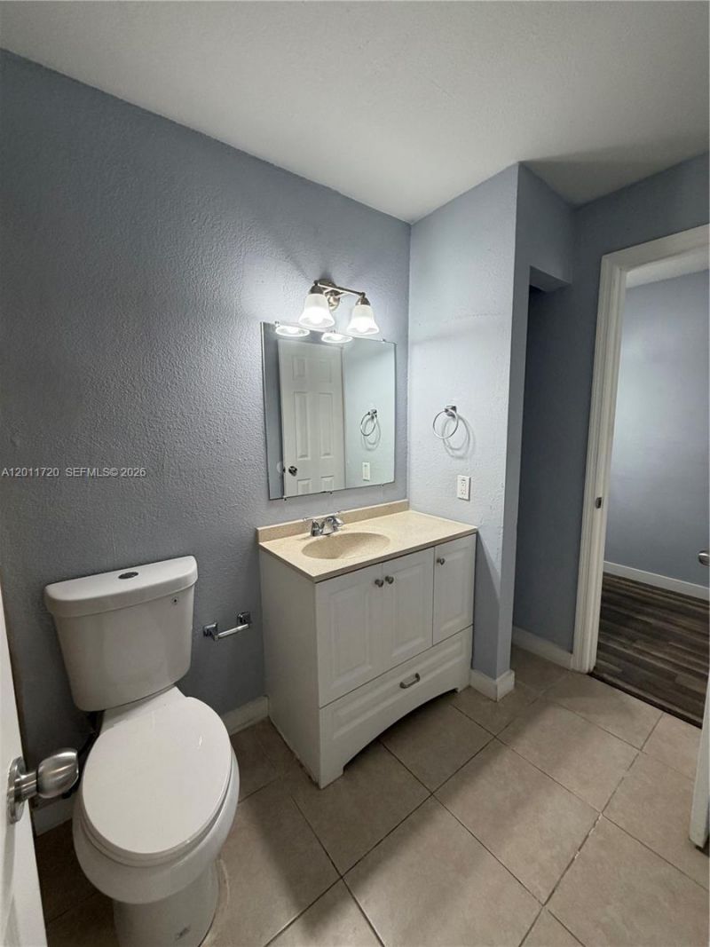 1306o0 Vista Isles Drive , Unit 221, Sunrise, FL 33325 Photo
