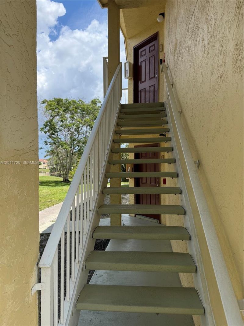 1306o0 Vista Isles Drive , Unit 221, Sunrise, FL 33325 Photo