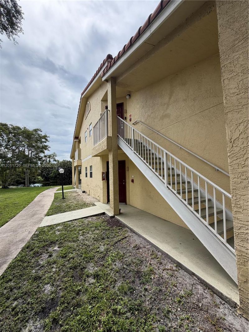 1306o0 Vista Isles Drive , Unit 221, Sunrise, FL 33325 Photo
