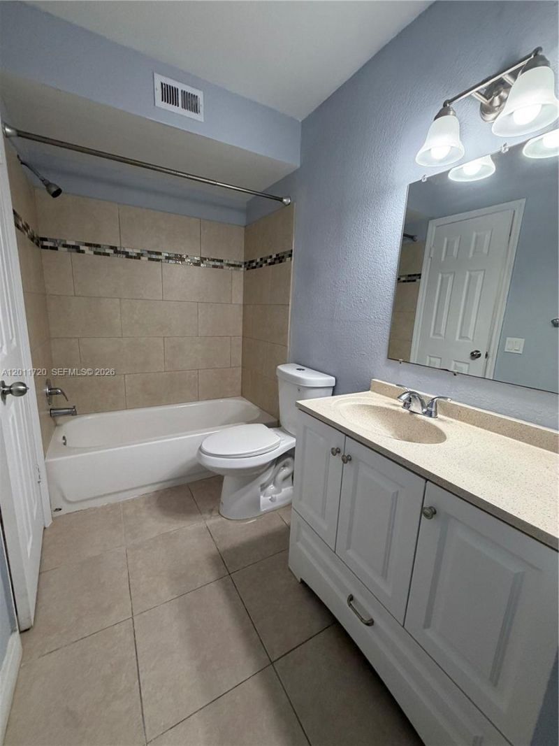1306o0 Vista Isles Drive , Unit 221, Sunrise, FL 33325 Photo