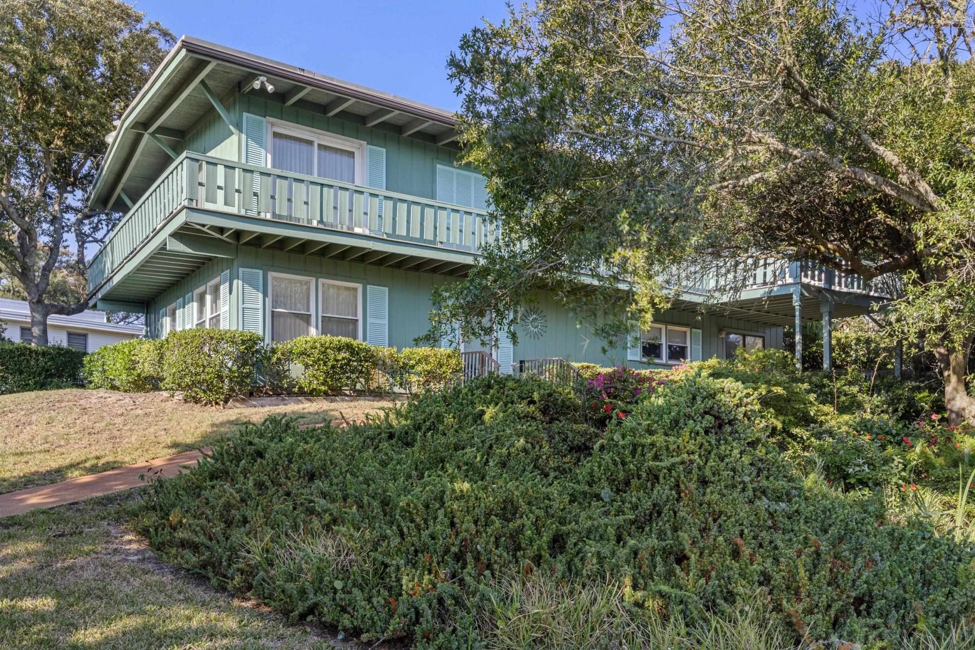 1000 Strand Ave. Photo 1