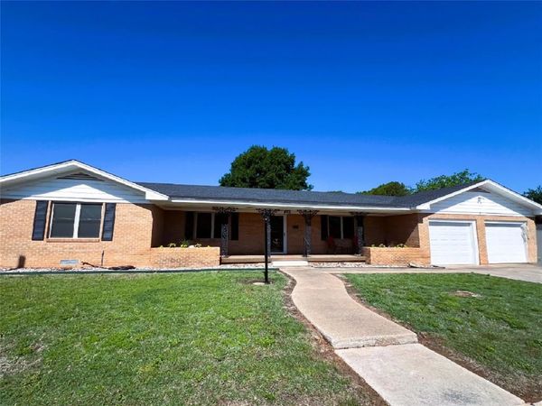 211 S Crockett, Henrietta, TX 76365