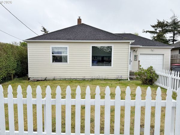 1021 4TH AVE, Seaside, OR 97138