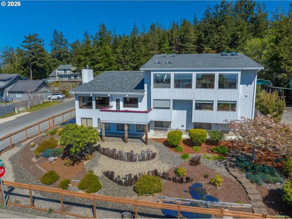 701 PREFONTAINE DR, Coos Bay, OR 97420