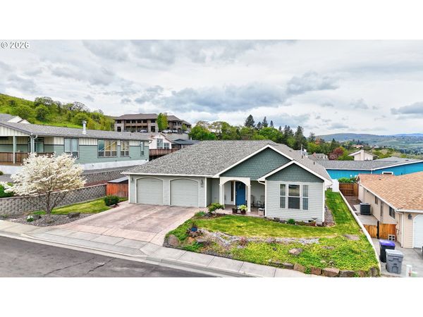 1901 GOLDEN WAY, The Dalles, OR 97058
